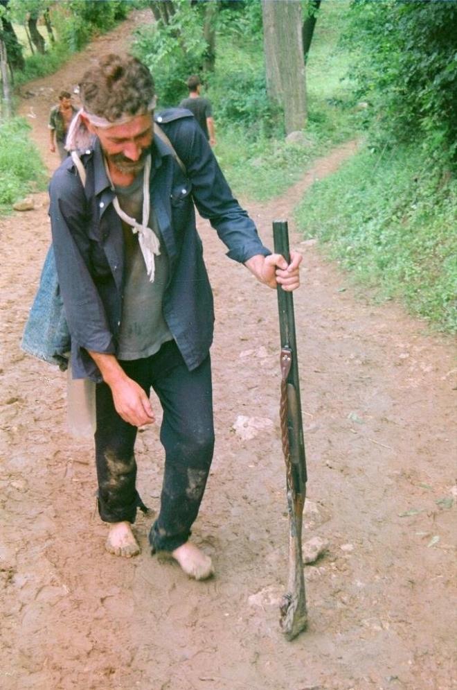 NSALIK TARHNDEK EN BYK TRAJEDLERDEN<br>    nsanlk tarihindeki en byk trajedilerden biri olarak kabul edilen ve 8 binin zerinde Bonak erkein katledildii 11 Temmuz 1995 ylndaki Srebrenitsa soykrmndan kaan kurbanlarn orman yolundan gvenli blge olan Tuzla ehrine ulamak zere kullandklar yolda yaplan umuda yolculuktu ''lm Yry''...