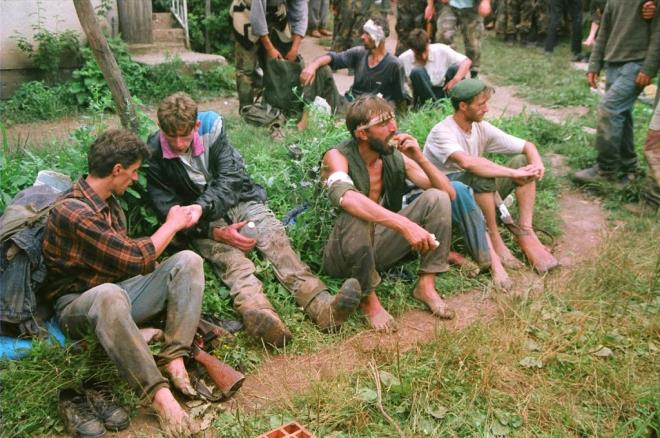 "KORKUYORLARDI"  <br>  Bayri, Srebrenitsa soykrmndan kaan insanlar lm yolunda grntledii anlara dair unlar syledi:  <br>  ''Gelen insanlar bekliyordum. Burada onlara ilk yardm orada yaayan halk yapyordu. O anlar gerekten ok zordu. O tkenmi insanlara bakmak ac veriyordu. Ulatklarnda ne yemek ne de su aryorlard. Oullar babalarn, babalar oullarnn varp varmadn soruyordu. Byk ounluu alyordu. Kameraman arkadam Muhamed Kahrimanovi ile bulunduumuz yere ulaanlar karladk. Korkuyorlard. nk hala kimin blgesinde olduklarn bilmiyorlard. Hepsinin elinde ufak tefek eitli silah bulunuyordu. Sapna'daki Bonak askerler onlara su ve yemek verdi. Hayatlarn ve sevdiklerinin hayatlarn kurtarabilmek iin umut yolculuuna kan grubun gnler sren yolculuu son bulmutu."