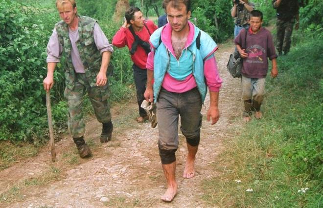 Gvenli blge olan Tuzla ehri yaknlar Nezuk kyne doru yola koyulan Bonaklar' zorlu ve tehlikeli bir yolculuk bekliyordu. Maynlarla ve uurumlarla dolu bu yolda, Srp askerler adeta insan avlyordu.
