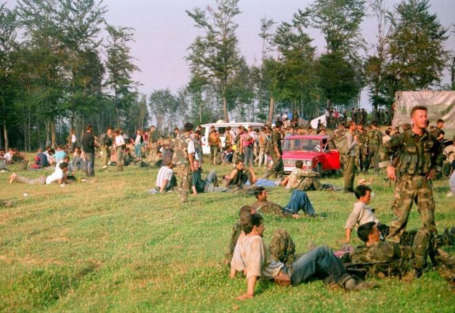 ''Dndm, nk Bosna'da yaananlar iime sindiremiyordum'' diyen Bayri, ''Eim ve ocuklarm alyordu, ancak dnmeliydim. Dndmde Zvornik'teki Halk Sekreteryas'na bavurdum. Beni Zvornik, Sapna ve gvenli blgedeki basn merkezlerinde grevlendirdiler'' ifadesini kulland.