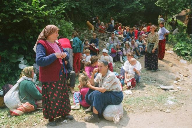 Bayri, amacnn Srebrenitsa'da neler yaandn dnyaya gstermek olduunu belirterek, monografide savan ardndan Srebrenitsa'y ziyaret eden tannm kiilerden Tuzla'da her ay protesto yapan Srebrenitsal kadnlara, Potoari Ant Mezarl'n ziyaret eden heyetlerden toplu cenaze trenlerine birok karenin yer alacan syledi.