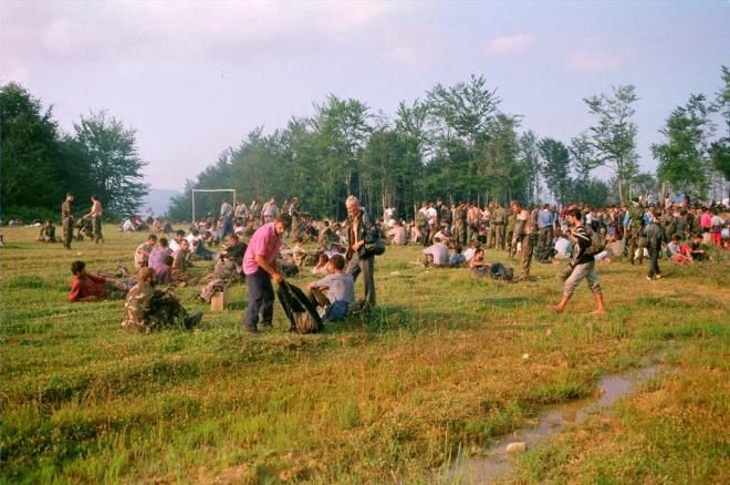 DNYA GENELNDE YANKI BULDU<br>    Bayri, alt Sapna'da blgesel bir basn merkezi bulunduunu belirterek, unlar kaydetti:<br>    "Bosna Hersek Cumhuriyeti Ordusu'na bal kinci Kolordu 1995 yl Temmuz aynda Sapna'ya giden yolu ele geirince, yabanc fotomuhabrileri ve gazeteciler Sapna'daki merkeze ulaamad. Bylelikle, lm Yry'ne katlanlar Bonaklar'n elindeki gvenli blgeye ulatklar nokta olan Sapna'ya vardklar an sadece o gn ben grntleyebildim. O gn ektiim fotoraflar yabanc basn mensuplar ile paylanca, Srebrenitsa'da yaananlar dnya genelinde geni yank buldu.