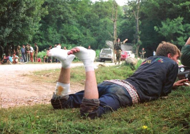 AIR KENCELERDEN GETLER<br>    Ev ev toplanan Bonaklar'n kimi ar ikencelerin ardndan, kimi ise eitli silahlarla ldrlp toplu mezarlara gmlrken, saylar 12 ila 15 bini bulan grup ise ayn tarihte kendileri iin umuda yolculuk olan ''lm Yry''ne kt.