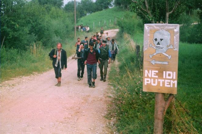 "HKAYELER KORKUNTU"  <br>  O gn fotoraflarn ektii baz insanlarla 2009 ylnda ''Kurtulu Yoluyla'' isimli bir belgesel film de yaptn ifade eden Bayri, fotoraflarndaki o insanlarn anlatt hikayelerin son derece acl olduunu kaydetti.<br>    Bayri, szlerine yle devam etti:    ''Yol boyunca karlatklar engeller, ldrlen insanlar, karlarna kan zorluklar, arkalarnda brakmak zorunda kaldklar ller... Tm bunlar dnnce hikayelerinin ne kadar dokunakl olduunun farkna varyorsunuz. Onlarn hikayeleri, korkun hikayelerdi. lm Yry'ne dair yeterince inceleme yaplmad grndeyim. Bu konu zerine yeterince hikaye anlatlmad. O insanlar, yaadklarn anlatrken bugn dahi ayn anlar yayor gibi hissediyorlar. Grntlerdeki tek fark, 20 yl nce zayf, bitik halde olanlarn belgeselde ok daha iyi durumda olmalar.''