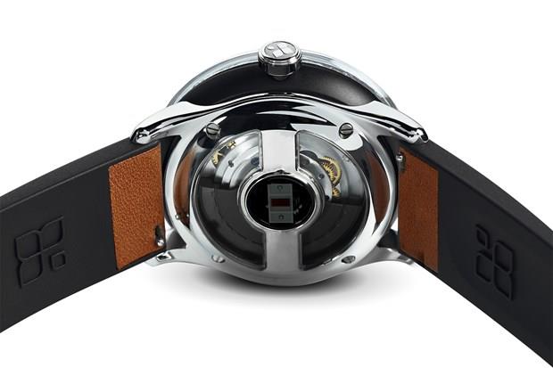 50 metre derinlie kadar suya dayankl olan saat, iOS ve Android iin bir biofeedback uygulamasyla ibirlii yaparak salk koluu zellikleri de sunuyor.