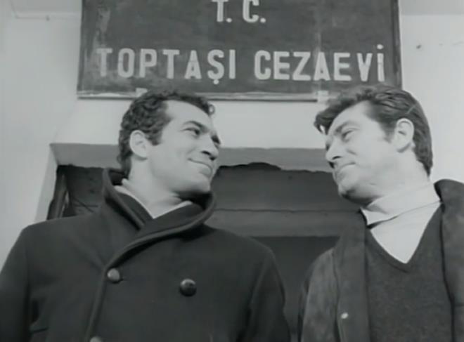 1. Sinemaya 1952&#39;de adm atmt  <p>  1952 ylnda Kpralt ocuklar ile adm att sinema dnyasnda, 163 dizi ve filmde rol ald.