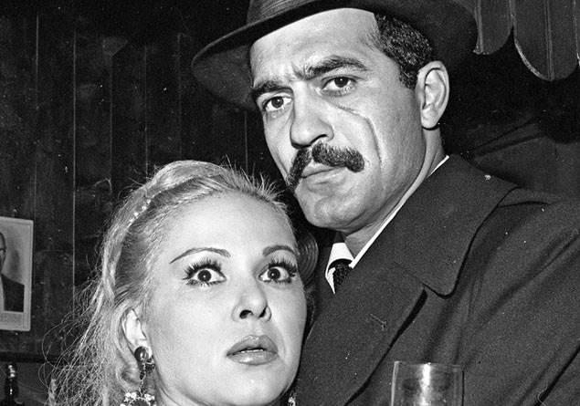 Sinema ve tiyatro sanats Fikret Hakan, hayatn kaybetti.  1934 Balkesir doumlu Fikret Hakan, ilk olarak 1950'de " Gvercin" adl oyunla tiyatroya adm att.   ok gemeden sinema dnyasna geen Hakan, 1952 yapm "Kpralt ocuklar" filminde rol ald.  te kariyeri boyunca onlarca yapmda yer alan Fikret Hakan hakknda bilmeniz gereken 6 bilgi.