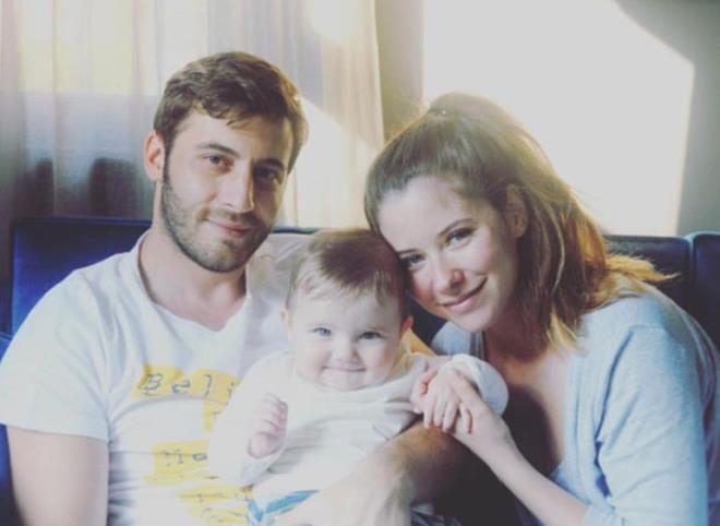 Bebeklerin ilk fotorafn paylaan ift 'Minik prensesim Ece, salkla geldi ok kr' mesajn yaynlad.