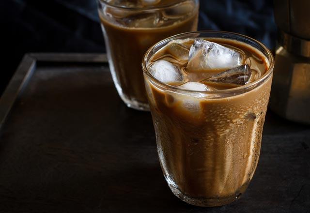 Souk kahve <p>  Kulaa tuhaf gelebilir ancak souk kahveyi yazn tketmenizi tavsiye etmiyoruz. Souk kahve konusunda srarcysanz uzmanlar haftada bir kez imenizi neriyor.  <p>  Scan hararetini erik kompostosu evde yaplm iecekler ve souk bitkisel aylar ierek giderebilirsiniz.