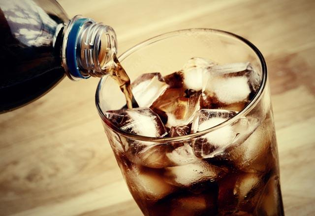 Gazl iecekler <p>  Souk bir kolann sizi anlk olarak serinlettiini unutmayn. Daha sonrasnda yine susamaya devam edecek, ve bel blgenizdeki yalanmalardan kurtulamayacaksnz. Bunlarn yerine serinletici meyveli smoothiler deneyin.