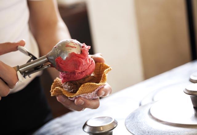 Dondurma <p>  Bir kase dondurma yaklak 400 kalori iermektedir. Kremal dondurmalar yerine sorbe olan buzlu dondurmalar tercih edin.