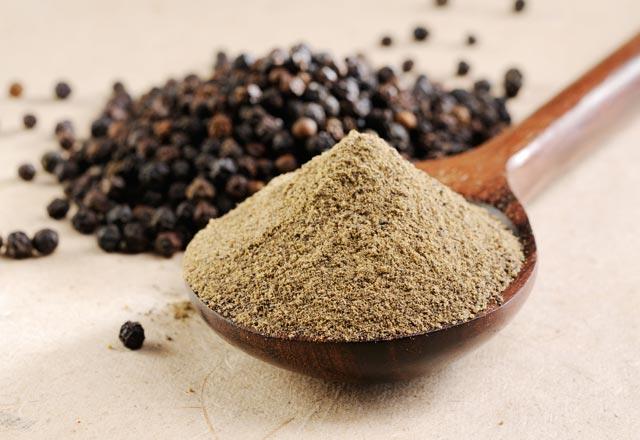 Hamam bceine karabiber <p>  Hamam bceklerini uzaklatrmak iin karabiber yntemini deneyebilirsiniz. Evin kap kirilerine dktnz karabiber hamam bceklerinin uzaklamasn salayacaktr.