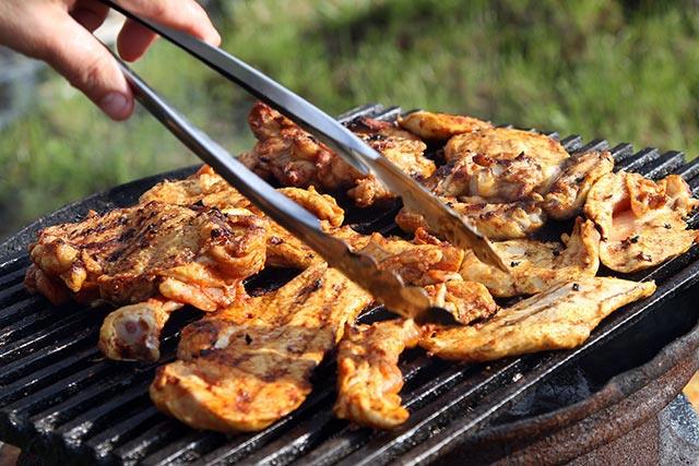 Mangal yaparken sadece tek bir maa kullanmak <p>    Birok insan mangaldaki etler iin tek bir maa kullanr ancak bu da en doru bilenen yanllardan biri. Her yemek tipi iin baka maa kullanmalsnz. Aksi takdirde bakteriler yemekten yemee bulaabilir.