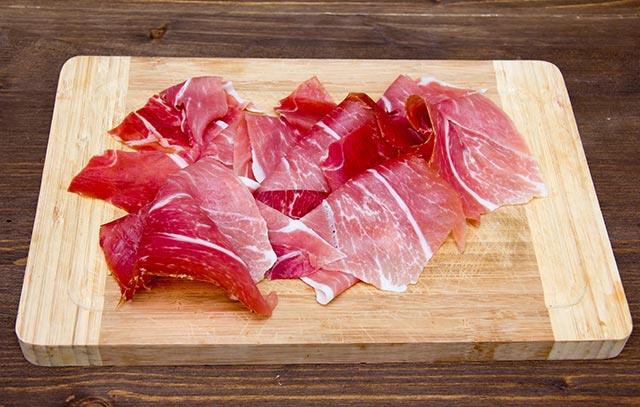 Et kokmuyorsa yiyebilirsiniz<p>    ou insan et kokmadnda ya da bozulmu grnmediinde yenebileceini dnr. Fakat yemek uzmanlar, bozulan etlerde oluan bakterilerin gzle grlmeden de etin zerine yapabileceini sylyor.