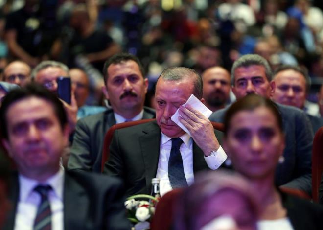 ERDOAN GZYALARINA HAKM OLAMADI Cumhurbakan Erdoan gzyalarna hakim olamad     O gece iki olu ehit olan Ali Oru programda ocuklarna yazd iiri okudu. O anlarda, Cumhurbakan Tayyio Erdoan ve ei Emine Erdoan gzyalarna hakim olamad.