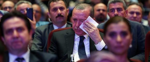 Betepe Millet Kongre ve Kltr Merkezi'nde 15 Temmuz ehitleri Anma Program dzenleniyor. Cumhurbakan Erdoan, 15 Temmuz'da iki evladn kaybeden babann oullarna yazd iiri okuduu srada gzyalarna hakim olamad.