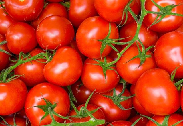 Daha ok Haziran ve Temmuz aylarnda tketilen domateslerin vcutta rik asit arna neden olduunu syleyen Karatay, bu mevsimlerde domates tketen kiilerin vcutlarnda rik asit ve ekerin daha fazla oaldn aklad.  <p>  Prof Karatay ayn zamanda yeil fasulyede de fazla miktarda eker bulunduunu belirtti.