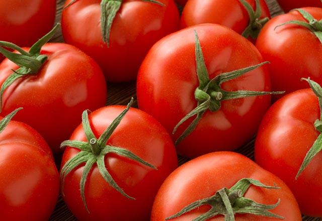 Domateslerin tamamen yapay olduunu syleyen Karatay, uan domatesin mevsimi olmadn, asl domates mevsimin eyll aynda olduunu syledi.  Ayn zamanda da unlar ekledi; Yapay olarak her mevsim piyasaya srlen sebzeler tehlikeli.<p>    Mevsiminde yiyeceksiniz diyorum. imdi bir baheniz varsa domateslerin kzarmadn greceksiniz halen yeil. Eyll aynda doal bir domates bulup kendi domatesinizi k iin hazrlayacaksnz."