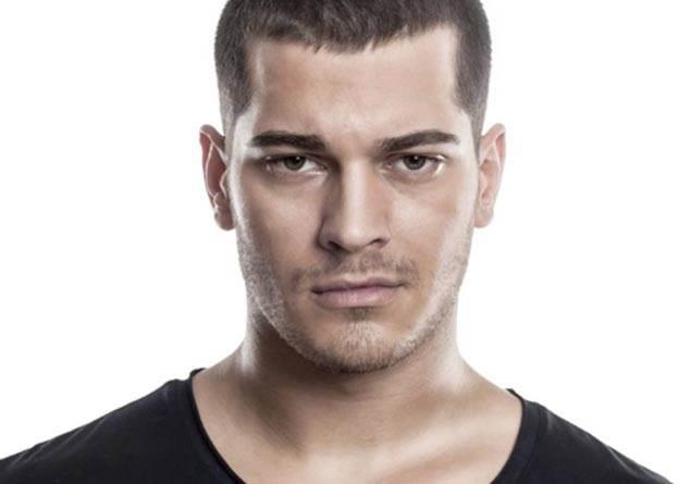 Oynad her rolde bir ekilde kendini sevdirmeyi baard ve gnllerimizde taht kurdu.<p>    Gemiten bugne yer ald projelere yle bir baktmzda ekran nnde bydn ve kendini en iyi ekilde gelitirdiini grmemek imkansz.<p>    imdi, yeni projesiyle tekrar gndeme geldi ve merakla bekleniyor.