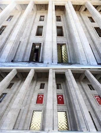 Sava uaklar tarafndan bombalanan meclis yerlekesi ar hasar grd. Meclis'in eref kaps onarld ve patlamalarda krlan camlar bayraklarla donatld.