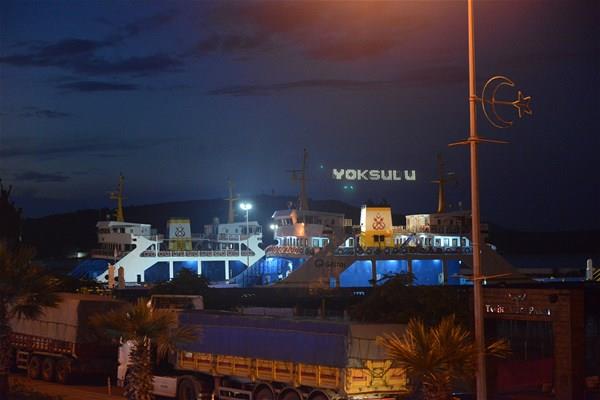 15 Temmuz Demokrasi ve Milli Beraberlik Gn kapsamnda Sleymaniye, Sultanahmet ve Eyp camilerinde, 'ehitlerimize Rahmet Olsun, Birliimiz Daim Olsun', 'Birliimiz ve Kardeliimiz Daim Olsun' yazl mahyalar asld.