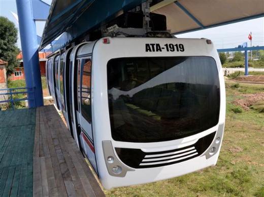 Zeminden 4-5 metre yukarda elik platform zerinde hareket edecek monorail, yamur, amur, kar ve dolu gibi olumsuz hava artlarndan etkilenmeyecek. 18 kiilik deri koltuklu vagonlarda oturarak, klasik mzik eliinde seyahat edecek yolcular, ayn zamanda ehrin gzelliklerini ve evreyi havadan izleme imkanna kavuacak.