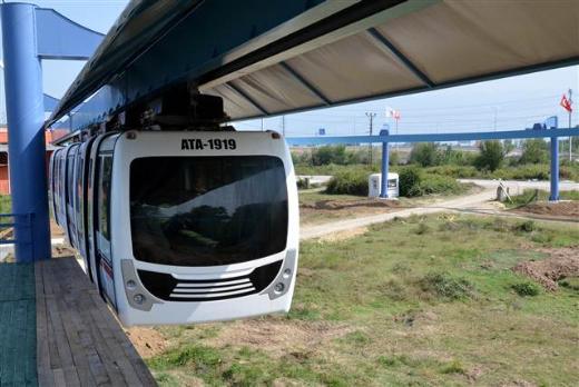 elik, yle devam etti: "Bu arata kullanlan motorlar elektrikli servo motorlardr. Dnyada ilk kez servo motor, tahrik motor olarak kullanlmaktadr. Servo motorun zellii geri beslemeli, akll bir sistem. Yani yaptmz trende hibirinde src yok. Tamamen programlayp koyuyoruz. Araca '10 kilometre, 3 metre, 1 santimetre veya milimetre git' diye komut verebiliyoruz. ok yumuak kalk ve duru ivmeleri var. Aracn iinde tek ayak stnde dursanz dahi dmeyecek, sarslmayacaksnz. ehir ebekesi kesilse dahi vagonlar ierisinde gizli bulunan akler sayesinde bu ara en az 10-15 kilometre daha gitme zelliine sahiptir. Dolaysyla aracmz birka dakikalk, birka saniyelik ya da 10 dakikalk elektrik kesintilerinden dahi etkilenmeyecektir."