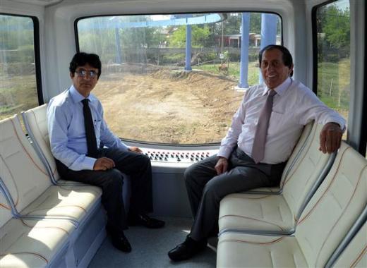 Bu projeyle trafik ilesi sona erecek. Amacmz da bu zaten, monorail sistemi stanbul'da metrobs, tramvay ve metro gibi ulam hizmetlerinin hepsinin alternatifidir. Yzde 100 yerli oluunun yan sra ticari hz ok yksek. Bugn hibir sistem teknoloji firmas yap, ilet, devret modeliyle teklif veremezken, biz byle bir teklife rahatlkla hazrz. stanbul'un sorunu baka trl zlmez. Bugn metro ya da metrobs araylar kesinlikle sonu vermeyecek. Yapm sresi ve maliyet olarak ok uzun olan sistemler. Dolaysyla aracmz bata stanbul, Ankara, zmir gibi bykehirler olmak zere Trkiye'deki nfusu en dk olan il iin bile cazip gelebiliyor."