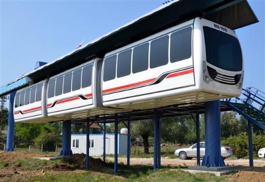 Kent ii ulamn sadece 1 lira olaca "monorail" sistemi ile trafik younluunun azaltmas hedefleniyor. Trkarge Ulam A Ynetim Kurulu Bakan Sabahattin elik, monorail sisteminin toplu ulam iin gnde 24 saat hizmet verebileceini syledi. Sisteme talebin arttna iaret eden elik, 3 bykehir belediyesiyle ngrme yaptklarn, yurt dndan Ukrayna, Nijerya, Litvanya ve ran'dan gelecek heyetleri beklediklerini syledi.