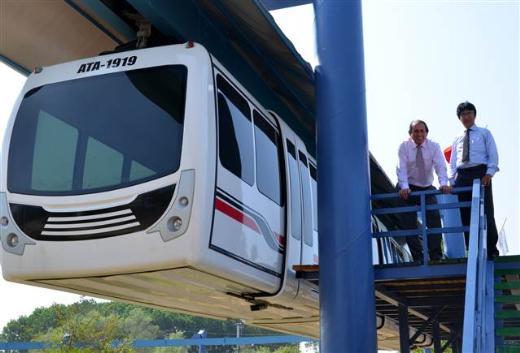 Dzce'de kurulu fabrikada tamam yerli imkanlarla retilen "monorail sistemi" ile metropol kentlerdeki ulam sorununun zlmesi amalanyor. Dnyada ilk kez servo motor, tahrik motor olarak kullanlmaktadr. Servo motorun zellii geri beslemeli, akll bir sistem. Yani yaptmz trende hibirinde src yok. Tamamen programlayp koyuyoruz. Araca '10 kilometre, 3 metre, 1 santimetre veya milimetre git' diye komut verebiliyoruz. ok yumuak kalk ve duru ivmeleri var. Aracn iinde tek ayak stnde dursanz dahi dmeyecek, sarslmayacaksnz.