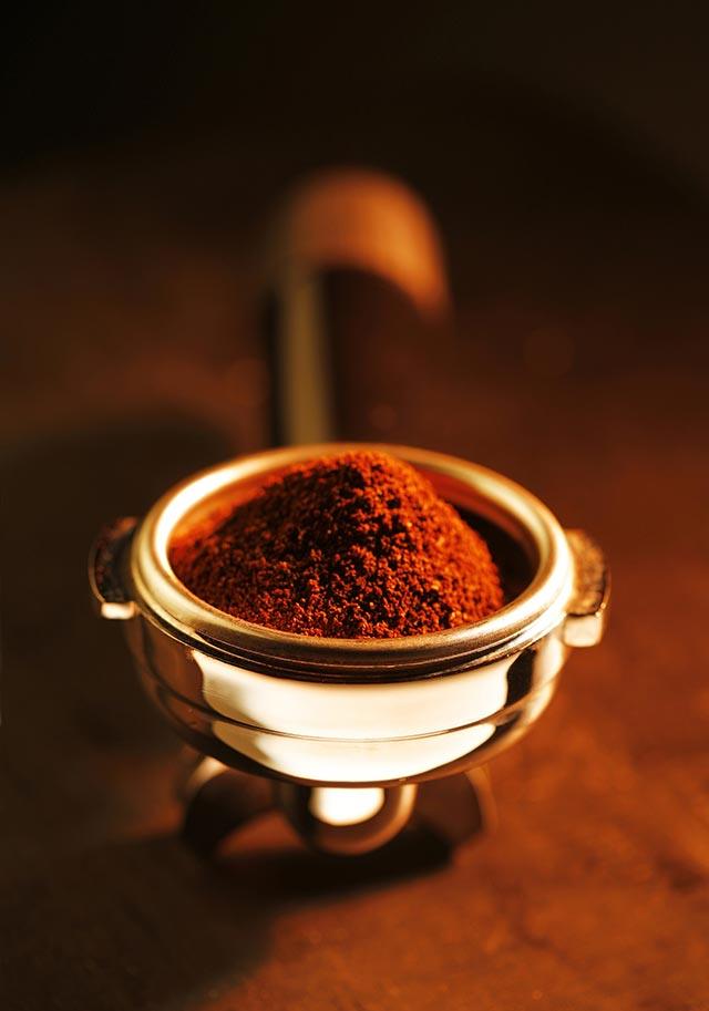 Bilimadamlar kahvenin iyiletirici etkisinin iindeki kafein miktarndan deil, antioksidan ve fenolik bileenlerden kaynaklandn sylyor.    Bu maddeler ayn zamanda kanser hcrelerinin olumasn da nlyor.