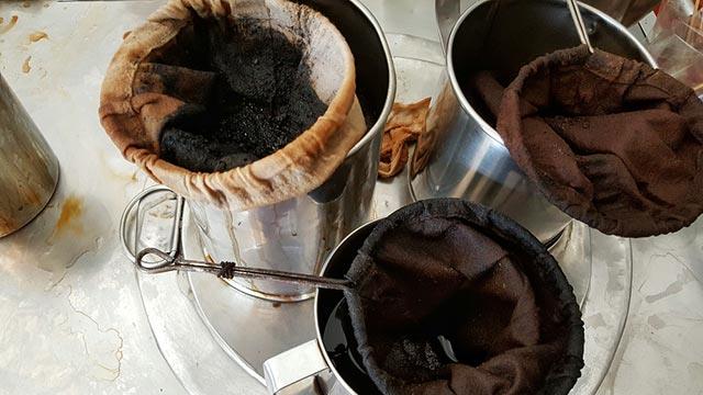 Kahvenin iinde bulunan ve bamllk yapc maddelerden biri olan kafein, sinir sistemini uyararak yorgunluu azaltr ve dikkat toplamaya yardmc olur.    Fakat kahvenin iinde bir tek kafein olmadn unutmamak gerek.