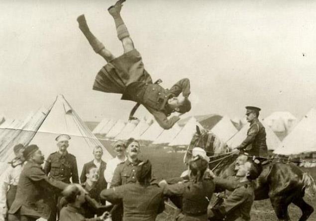 6- sko&ccedil; askerler<p>  1916'da ekilmi olan bu fotoraftaki etekli erkekler tahmin edebileceiniz gibi sko.