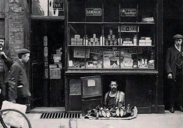 10- ngiltere&#39;de bir d&uuml;kkan  <p>ngiltere'nin bakenti Londra'da bir ayakkab dkkannn grld bu ilgin kare 1900 ylnda ekilmi.