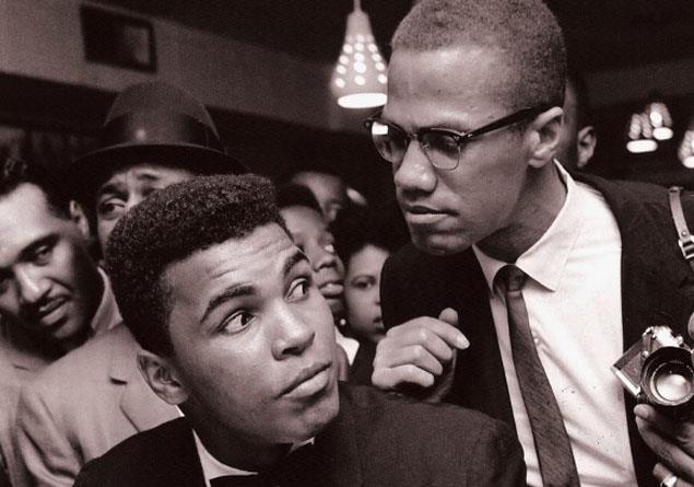 9- Malcolm X ve Muhammed Ali<p>  1963'te Malcolm X ve Muhammed Ali'nin birbirine adeta ka gz yapt bu an New York'tan.