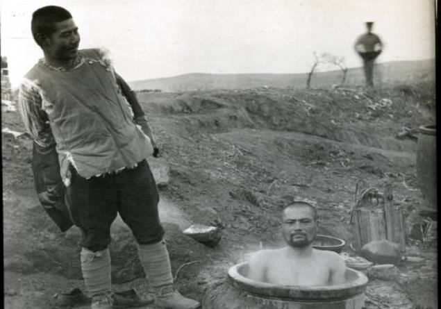 7- Rus-Japon sava  <p>1904'teki Rus-Japon savanda ekilen bu fotorafta bir Japon askeri ykanrken grlyor.