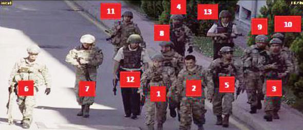 05.44: DARBECLER STNL KAYBEDNCE: Darbenin baarszlkla sonulanaca artk kesinlemi gibiydi. zel Kuvvetler&#8217;den Kurmay Albay Murat Korkmaz&#8217;n (1) komutasndaki kalabalk bir grubun yrynde gecenin ilk saatlerindeki psikolojik stnlk havas yerini belirsizlie brakm gzkyor.