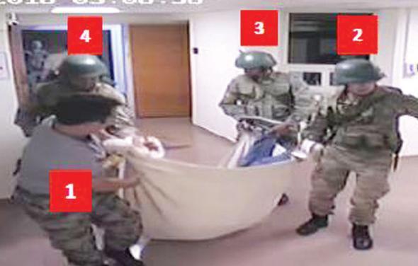 03.08: LEN VATANDALAR GTRLYOR : Darbecilerin at ate sonucu baz direnii vatandalar hayatn kaybetti. stemen Bar Erdemir (1) astusubay rencilerle bir sivil vatanda tarken gvenlik kameralar bu an tespit ediyor. ddianamede, Erdemir&#8217;in &#8216;muhtemelen len bir vatanda tad&#8217; belirtiliyor.