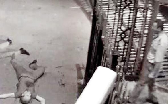 03.20: KARARGH NNDE LENLER: Gvenlik kameralarna yansyan arpc grntlerden bazlar Genelkurmay&#8217;n Dou Kaps&#8217;nn nnde alnm. ddianamenin 2518&#8217;inci sayfasnda, 212 numaral sank stihkm Kurmay Binba Veysel zmen&#8217;in gece kararghta gvenlii salad anlatlarak, &#8220;16 Temmuz saat 03.20&#8217;de Dou k Kaps dnda bulunan l- yaral vatandalara bir mddet bakarak blgeden ayrld&#8221; belirtiliyor.