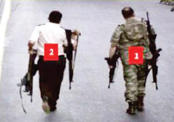 05.31: DARBECLERE SLAH TAKVYES: Sabah saatlerine gelindiinde darbeciler ciddi derecede zemin kaybetmekle birlikte karargh ve bahenin kontroln brakmamtr. Sabahn ilk klarnda nbet tutan darbecilere yaplan silah takviyesi gvenlik kameralarna yansdnda, yanda yerde yatarak mevzi alm askerlerin durumu tam bir muharebe dzeni kurulduunu gsteriyor.