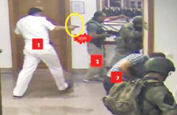 02.45: VATANDAA KURUN: Vatandalarn ieri girmesine darbeciler ate aarak karlk verir. Dorudan vatandalara ate aan isimlerden biri saat 23.30 gibi Genelkurmay Karargh&#8217;na gelen stihbarat Analiz ve Deerlendirme Daire Bakan Tuamiral Sinan Srer&#8217;dir (1). Kendisi daha sonra mahkemede elinde tuttuu nesnenin silah deil cep telefonu olduunu iddia etmitir.