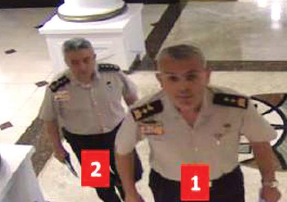 20.51: DL KOMUTANLIK KATINDA: Tmgeneral Dili (1) , antasn braktktan sonra yannda Albay Yklkan (2) olduu halde merdivenlerden Orgeneral Akar&#8217;n makamnn bulunduu komutanlk katna doru kmaya balar. Bir sre sonra tek bana Genelkurmay Bakan&#8217;nn odasndan ieri girerek darbenin gerekletirilmekte olduunu kendisine tebli eder. Akar &#8220;Ne diyorsun ulan sen, ne operasyonu, sen manyak msn&#8230;&#8221; diye karlk verir.