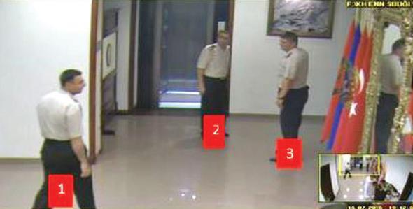 19.45 KORDORLAR HAREKETLENYOR: MT Mstear Hakan Fidan, gelen ihbar deerlendirmek zere 18.00 sularnda Genelkurmay Bakan Orgeneral Hulusi Akar&#8217;n yanna girer. Fidan, odada iken Orgeneral Akar saat 19.08&#8217;de Trk hava sahasn askeri uulara kapatan emrini yaymlar. Bu gelimelerin ardndan Genelkurmay koridorlarnda darbeci askerlerin ciddi bir hareketlenmesi ba gsterir.