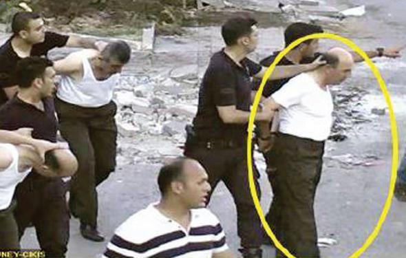 19.39: KORGENERAL TALU GZALTINDA: 15 Temmuz gecesi Genelkurmay Karargh&#8217;nn kilit isimlerinden biri, zel Kuvvetler karargha giri yaptnda onlarla birlikte koridorda yrrken grntlenen Korgeneral lhan Talu. Btn geceyi kararghta geiren Korgeneral Talu, ertesi gn akam saatlerinde polis tarafndan Genelkurmay&#8217;n bahesinde gzaltna alnd.