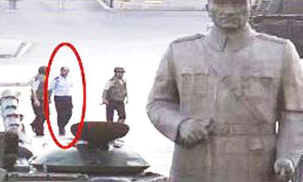 06.09: ATATRK HEYKEL VE TANKLAR: Mamak&#8217;taki 28. Mekanize Tugay Komutanl&#8217;ndan hareket eden tanklar Genelkurmay Karargh&#8217;na gelerek darbe giriiminde yer ald. Sabah gn dnda ortaya kan grntde, bu tanklarn Genelkurmay Karargh&#8217;nn bahesindeki csseli Atatrk heykelini evreledikleri ortaya kt.