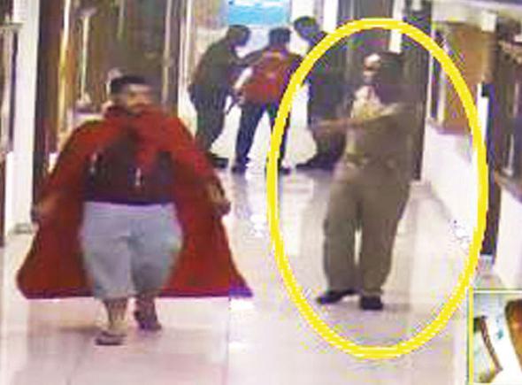 02.42: GENELKURMAY&#8217;DA SVLLER: Cumhurbakan Recep Tayyip Erdoan&#8217;n 00.24&#8217;te CNN Trk araclyla halk darbeye kar kmaya armasndan sonra kalabalk bir halk topluluu Genelkurmay Bakanl&#8217;nn nnde toplanr. Bazlar bayrak kuanm olan direnii vatandalarn bir blm Genelkurmay&#8217;dan ieri girer. Bu durum darbecilerin arasnda telaa yol aar.