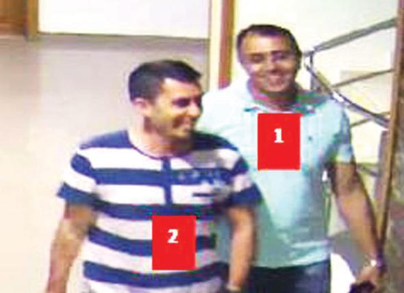 22.06: &#8216;O GECE OCUKLAR GB ENDK&#8217;: Harekt erkene alnd iin sonradan haber verilen darbeci subaylar da peyderpey Genelkurmay&#8217;a gelmektedir. Bu srada stnlk kendi taraflarnda olduu iin darbecilerin yksek bir moral iinde olduklar sylenebilir. Genelkurmay Karargh&#8217;nda protokol subay olarak grev yapan Deniz Yzba Bayram Akpan (1) ve Jandarma Binba Yusuf zbek&#8217;in (2) neeli halleri gvenlik kameralarna da yansm.