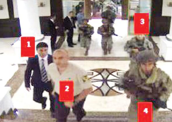 21.22: ZEL KUVVETLER KOMUTA KATINDA: zel Kuvvetler, kararghn Genelkurmay Bakan Orgeneral Akar&#8217;n makamnn bulunduu blmn kapsndan girip, komutanlk katna doru kmaya balar. En nde gidenlerden biri Astsubay Salam (2), dieri ise Orgeneral Akar&#8217;n koruma personelinden Kdemli Baavu Mahir Eser&#8217;dir. (1)