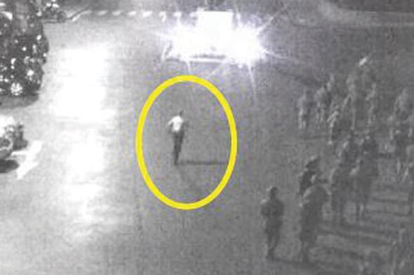 21.20: ZEL KUVVETLER GELYOR: Banda zel Kuvvetler&#8217;den Kurmay Albay Frat Alaku&#8217;un bulunduu 33 kiilik zel Kuvvet ekibi otobsten iner inmez bahede Genelkurmay Bakan&#8217;nn makamnn bulunduu binann kapsna doru komaya balar. Bu srada zel Kuvvetler&#8217;e refakat edenlerden biri de Tmgeneral Dili&#8217;nin emir astsubay Baavu Suat Salam&#8217;dr.