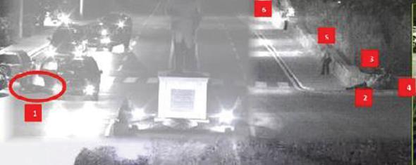 21.44: KOMUTANIN KORUMASI LDRLYOR: Kara Havaclk Komutanl&#8217;nda teftite olan Org. Salih Zeki olak, tam bu srada gney nizamiyesinden ieri girer ve sa tarafta mevzilenmi olan darbecilerin nlemesi ile karlar. Darbecilerle olak&#8217;n kortejindeki korumalar arasnda atma kar. olak&#8217;n korumas Baavu Blent Aydn (1) burada ehit edilir. Darbeciler bu srada olay yerine gelen Tugeneral Atilla Gkesaolu&#8217;nu (2) da derdest edip yere yatrrlar.